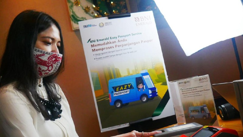 Nasabah BNI Emerald sedang melakukan penggantian passport di Outlet BNI Emerald BNI Menara Pejompongan di Jakarta, Rabu (25 November 2020). BNI Emerald dan Direktorat Jenderal Imigrasi (dhi Kantor Imigrasi Jakarta Selatan) bekerja sama untuk memberikan layanan pembuatan dan penggantian pasport sehari jadi atau Passport Sameday bagi para nasabah prioritas BNI dengan tetap menerapkan protokol kesehatan. (Dok. BNI)