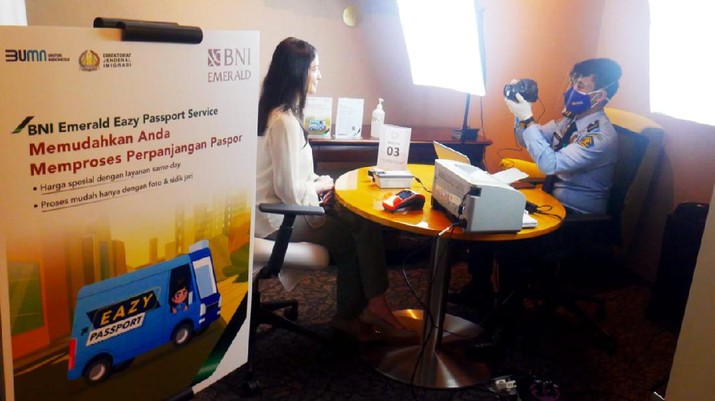 Nasabah BNI Emerald sedang melakukan penggantian passport di Outlet BNI Emerald BNI Menara Pejompongan di Jakarta, Rabu (25 November 2020). BNI Emerald dan Direktorat Jenderal Imigrasi (dhi Kantor Imigrasi Jakarta Selatan) bekerja sama untuk memberikan layanan pembuatan dan penggantian pasport sehari jadi atau Passport Sameday bagi para nasabah prioritas BNI dengan tetap menerapkan protokol kesehatan. (BNI) (BNI) Nasabah BNI Emerald sedang melakukan penggantian passport di Outlet BNI Emerald BNI Menara Pejompongan di Jakarta, Rabu (25 November 2020). BNI Emerald dan Direktorat Jenderal Imigrasi (dhi Kantor Imigrasi Jakarta Selatan) bekerja sama untuk memberikan layanan pembuatan dan penggantian pasport sehari jadi atau Passport Sameday bagi para nasabah prioritas BNI dengan tetap menerapkan protokol kesehatan. (Dok. BNI)