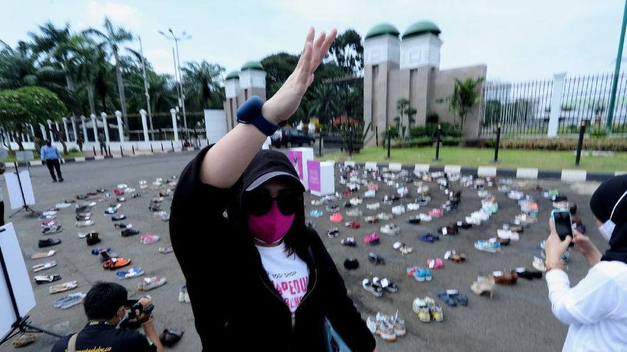 Puluhan Sepasang Sepatu Demo di DPR (CNBC Indonesia/Tri Susilo)