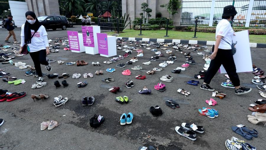 Puluhan Sepasang Sepatu Demo di DPR (CNBC Indonesia/Tri Susilo)