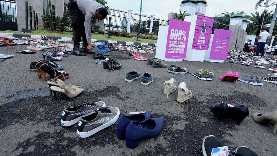 Puluhan Sepasang Sepatu Demo di DPR (CNBC Indonesia/Tri Susilo)