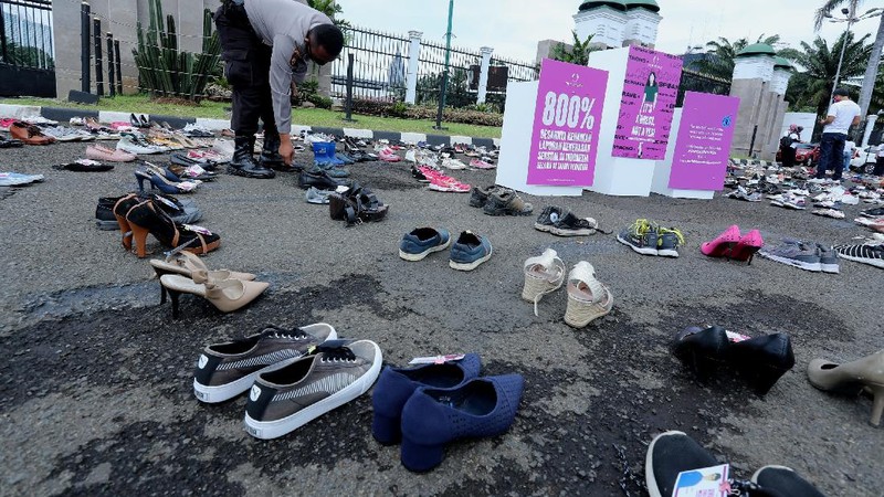 Puluhan Sepasang Sepatu Demo di DPR (CNBC Indonesia/Tri Susilo)