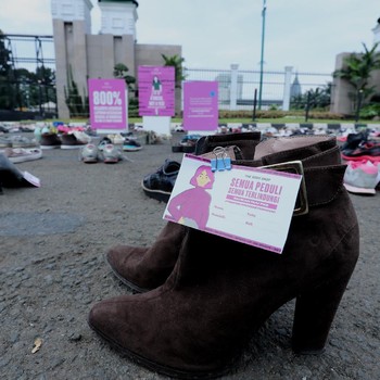 Demo RUU PKS di DPR, Puluhan Perempuan Gelar Ratusan Sepatu