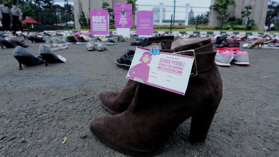 Puluhan Sepasang Sepatu Demo di DPR (CNBC Indonesia/Tri Susilo)