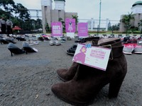 Demo RUU PKS di DPR, Puluhan Perempuan Gelar Ratusan Sepatu