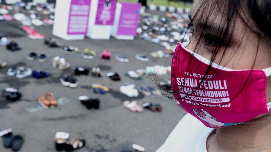 Puluhan Sepasang Sepatu Demo di DPR (CNBC Indonesia/Tri Susilo)