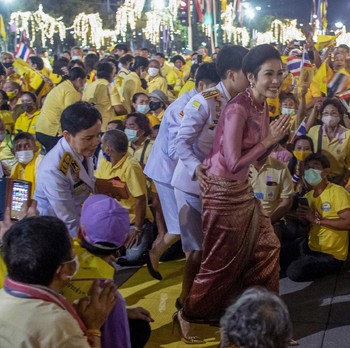 Bikin Pangling! Potret 2 Istri Raja Thailand & Selir Sineenat