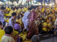 Bikin Pangling! Potret 2 Istri Raja Thailand & Selir Sineenat
