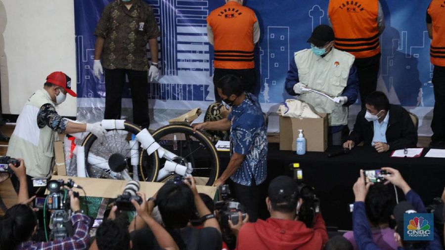 Menteri Kelautan dan Perikanan Indonesia Edhy Prabowo usai di periksa di Geudng KPK, Rabu 25/11. Komisi Pemberantasan Korupsi ( KPK) menetapkan Menteri KKP sebagai tersangka. Penetapan tersangka ini merupakan hasil pengembangan kasus dugaan suap terkait ekspor benih lobster atau benur. Edhy Prabowo ditangkap bersama istrinya, Iis Rosita Dewi, yang juga anggota Komisi V DPR dari Fraksi Partai Gerindra. Edhy Prabowo diketahui melakukan kunjungan ke Hawaii, Amerika Serikat (AS). (CNBC Indonesia/ Tri Susilo)