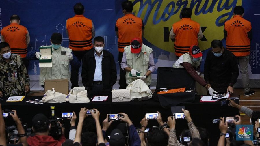 Menteri Kelautan dan Perikanan Indonesia Edhy Prabowo usai di periksa di Geudng KPK, Rabu 25/11. Komisi Pemberantasan Korupsi ( KPK) menetapkan Menteri KKP sebagai tersangka. Penetapan tersangka ini merupakan hasil pengembangan kasus dugaan suap terkait ekspor benih lobster atau benur. Edhy Prabowo ditangkap bersama istrinya, Iis Rosita Dewi, yang juga anggota Komisi V DPR dari Fraksi Partai Gerindra. Edhy Prabowo diketahui melakukan kunjungan ke Hawaii, Amerika Serikat (AS). (CNBC Indonesia/ Tri Susilo)