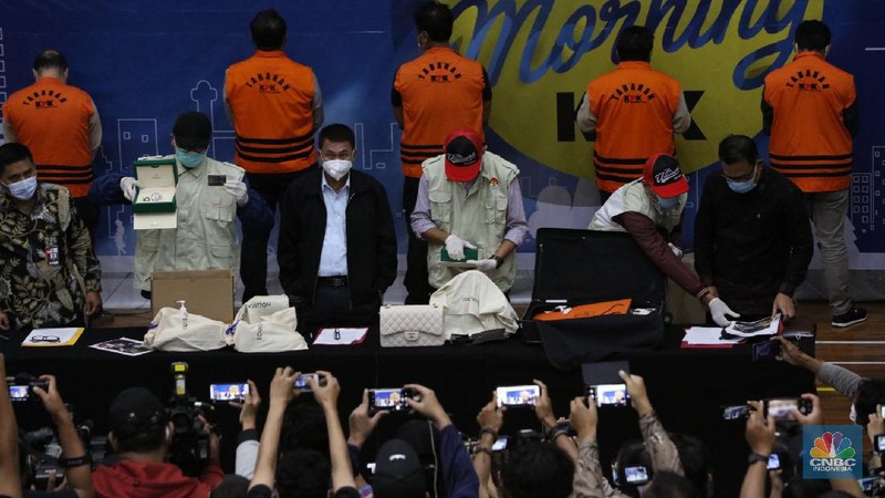 Menteri Kelautan dan Perikanan Indonesia Edhy Prabowo usai di periksa di Geudng KPK, Rabu 25/11. Komisi Pemberantasan Korupsi ( KPK) menetapkan Menteri KKP sebagai tersangka. Penetapan tersangka ini merupakan hasil pengembangan kasus dugaan suap terkait ekspor benih lobster atau benur. Edhy Prabowo ditangkap bersama istrinya, Iis Rosita Dewi, yang juga anggota Komisi V DPR dari Fraksi Partai Gerindra. Edhy Prabowo diketahui melakukan kunjungan ke Hawaii, Amerika Serikat (AS). (CNBC Indonesia/ Tri Susilo)