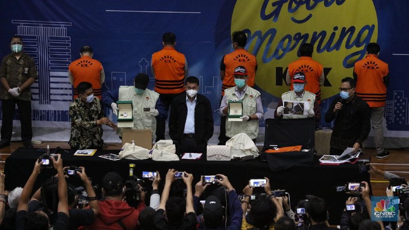 Menteri Kelautan dan Perikanan Indonesia Edhy Prabowo usai di periksa di Geudng KPK, Rabu 25/11. Komisi Pemberantasan Korupsi ( KPK) menetapkan Menteri KKP sebagai tersangka. Penetapan tersangka ini merupakan hasil pengembangan kasus dugaan suap terkait ekspor benih lobster atau benur. Edhy Prabowo ditangkap bersama istrinya, Iis Rosita Dewi, yang juga anggota Komisi V DPR dari Fraksi Partai Gerindra. Edhy Prabowo diketahui melakukan kunjungan ke Hawaii, Amerika Serikat (AS). (CNBC Indonesia/ Tri Susilo)