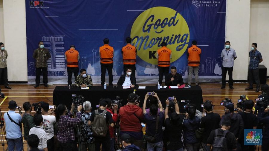 Menteri Kelautan dan Perikanan Indonesia Edhy Prabowo usai di periksa di Geudng KPK, Rabu 25/11. Komisi Pemberantasan Korupsi ( KPK) menetapkan Menteri KKP sebagai tersangka. Penetapan tersangka ini merupakan hasil pengembangan kasus dugaan suap terkait ekspor benih lobster atau benur. Edhy Prabowo ditangkap bersama istrinya, Iis Rosita Dewi, yang juga anggota Komisi V DPR dari Fraksi Partai Gerindra. Edhy Prabowo diketahui melakukan kunjungan ke Hawaii, Amerika Serikat (AS). (CNBC Indonesia/ Tri Susilo)