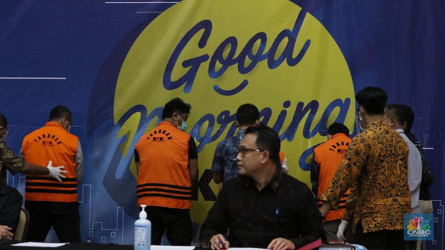 Menteri Kelautan dan Perikanan Indonesia Edhy Prabowo usai di periksa di Geudng KPK, Rabu 25/11. Komisi Pemberantasan Korupsi ( KPK) menetapkan Menteri KKP sebagai tersangka. Penetapan tersangka ini merupakan hasil pengembangan kasus dugaan suap terkait ekspor benih lobster atau benur. Edhy Prabowo ditangkap bersama istrinya, Iis Rosita Dewi, yang juga anggota Komisi V DPR dari Fraksi Partai Gerindra. Edhy Prabowo diketahui melakukan kunjungan ke Hawaii, Amerika Serikat (AS). (CNBC Indonesia/ Tri Susilo)