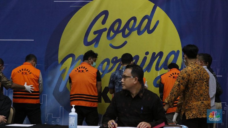 Menteri Kelautan dan Perikanan Indonesia Edhy Prabowo usai di periksa di Geudng KPK, Rabu 25/11. Komisi Pemberantasan Korupsi ( KPK) menetapkan Menteri KKP sebagai tersangka. Penetapan tersangka ini merupakan hasil pengembangan kasus dugaan suap terkait ekspor benih lobster atau benur. Edhy Prabowo ditangkap bersama istrinya, Iis Rosita Dewi, yang juga anggota Komisi V DPR dari Fraksi Partai Gerindra. Edhy Prabowo diketahui melakukan kunjungan ke Hawaii, Amerika Serikat (AS). (CNBC Indonesia/ Tri Susilo)