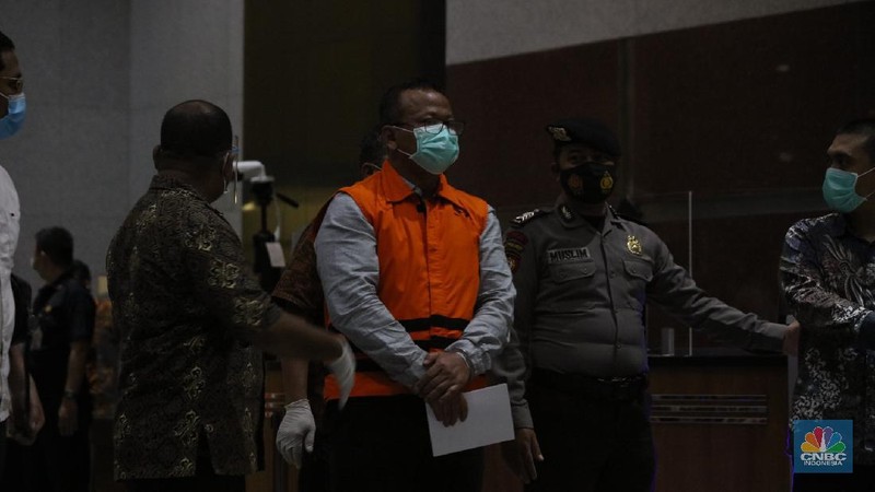 Menteri Kelautan dan Perikanan Indonesia Edhy Prabowo usai di periksa di Geudng KPK, Rabu 25/11. Komisi Pemberantasan Korupsi ( KPK) menetapkan Menteri KKP sebagai tersangka. Penetapan tersangka ini merupakan hasil pengembangan kasus dugaan suap terkait ekspor benih lobster atau benur. Edhy Prabowo ditangkap bersama istrinya, Iis Rosita Dewi, yang juga anggota Komisi V DPR dari Fraksi Partai Gerindra. Edhy Prabowo diketahui melakukan kunjungan ke Hawaii, Amerika Serikat (AS). (CNBC Indonesia/ Tri Susilo)