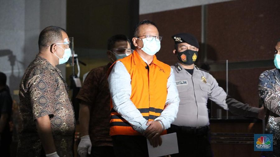 Menteri Kelautan dan Perikanan Indonesia Edhy Prabowo usai di periksa di Geudng KPK, Rabu 25/11. Komisi Pemberantasan Korupsi ( KPK) menetapkan Menteri KKP sebagai tersangka. Penetapan tersangka ini merupakan hasil pengembangan kasus dugaan suap terkait ekspor benih lobster atau benur. Edhy Prabowo ditangkap bersama istrinya, Iis Rosita Dewi, yang juga anggota Komisi V DPR dari Fraksi Partai Gerindra. Edhy Prabowo diketahui melakukan kunjungan ke Hawaii, Amerika Serikat (AS). (CNBC Indonesia/ Tri Susilo)