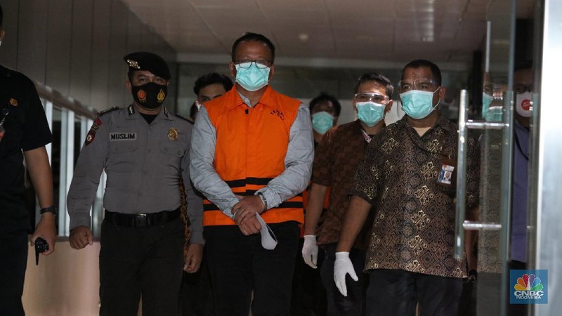 Menteri Kelautan dan Perikanan Indonesia Edhy Prabowo usai di periksa di Geudng KPK, Rabu 25/11. Komisi Pemberantasan Korupsi ( KPK) menetapkan Menteri KKP sebagai tersangka. Penetapan tersangka ini merupakan hasil pengembangan kasus dugaan suap terkait ekspor benih lobster atau benur. Edhy Prabowo ditangkap bersama istrinya, Iis Rosita Dewi, yang juga anggota Komisi V DPR dari Fraksi Partai Gerindra. Edhy Prabowo diketahui melakukan kunjungan ke Hawaii, Amerika Serikat (AS). (CNBC Indonesia/ Tri Susilo)