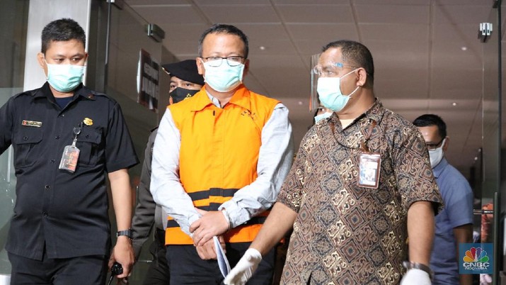 Menteri Kelautan dan Perikanan Indonesia Edhy Prabowo usai di periksa di Geudng KPK, Rabu 25/11. Komisi Pemberantasan Korupsi ( KPK) menetapkan Menteri KKP sebagai tersangka. Penetapan tersangka ini merupakan hasil pengembangan kasus dugaan suap terkait ekspor benih lobster atau benur. Edhy Prabowo ditangkap bersama istrinya, Iis Rosita Dewi, yang juga anggota Komisi V DPR dari Fraksi Partai Gerindra. Edhy Prabowo diketahui melakukan kunjungan ke Hawaii, Amerika Serikat (AS). (CNBC Indonesia/ Tri Susilo)
