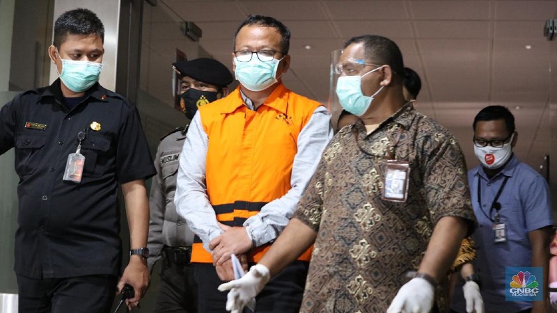 Menteri Kelautan dan Perikanan Indonesia Edhy Prabowo usai di periksa di Geudng KPK, Rabu 25/11. Komisi Pemberantasan Korupsi ( KPK) menetapkan Menteri KKP sebagai tersangka. Penetapan tersangka ini merupakan hasil pengembangan kasus dugaan suap terkait ekspor benih lobster atau benur. Edhy Prabowo ditangkap bersama istrinya, Iis Rosita Dewi, yang juga anggota Komisi V DPR dari Fraksi Partai Gerindra. Edhy Prabowo diketahui melakukan kunjungan ke Hawaii, Amerika Serikat (AS). (CNBC Indonesia/ Tri Susilo)