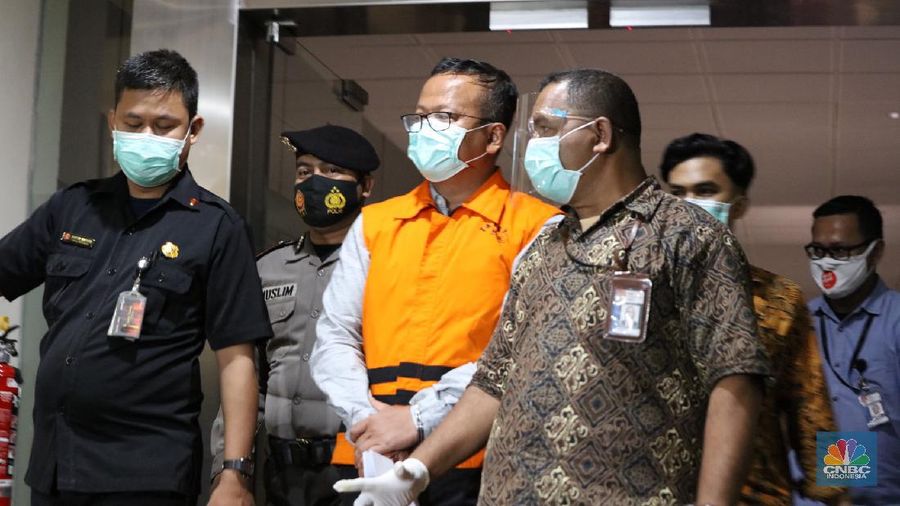 Menteri Kelautan dan Perikanan Indonesia Edhy Prabowo usai di periksa di Geudng KPK, Rabu 25/11. Komisi Pemberantasan Korupsi ( KPK) menetapkan Menteri KKP sebagai tersangka. Penetapan tersangka ini merupakan hasil pengembangan kasus dugaan suap terkait ekspor benih lobster atau benur. Edhy Prabowo ditangkap bersama istrinya, Iis Rosita Dewi, yang juga anggota Komisi V DPR dari Fraksi Partai Gerindra. Edhy Prabowo diketahui melakukan kunjungan ke Hawaii, Amerika Serikat (AS). (CNBC Indonesia/ Tri Susilo)