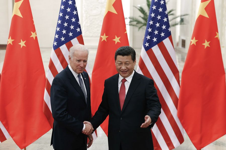 Presiden China Xi Jinping (kanan) berjabat tangan dengan Wakil Presiden AS Joe Biden  (4/12/2020).