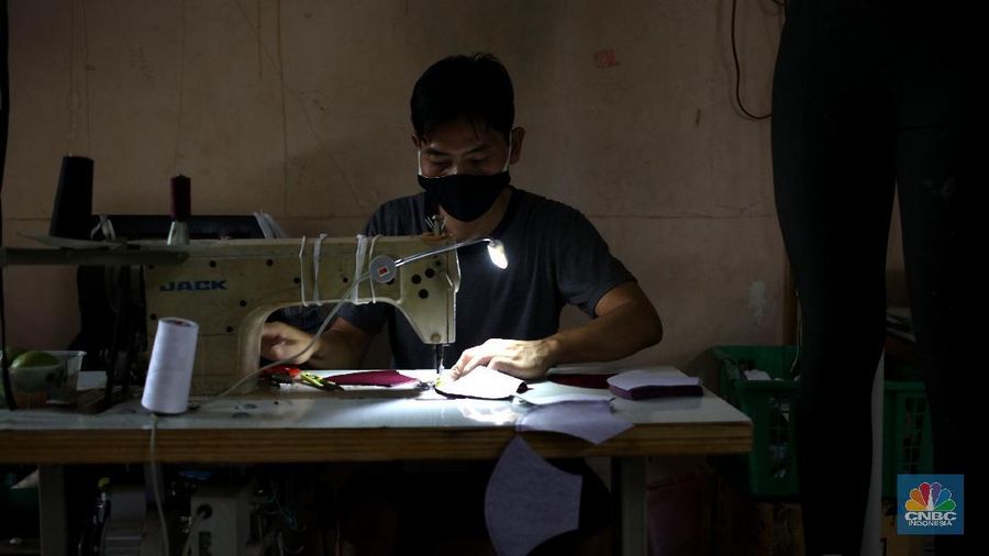 Pekerja menyelesaikan pembuatan masker kain di rumah produksi K-A-in (Kreasi Anak Indonesia) di Petukangan Utara, Jakarta Selatan, Kamis (26/11/2020). Dalam sehari rumah produksi ini mampu menghasilkan 1200 pcs masker kain. (CNBC Indonesia/Tri Susilo) 

Samsul (46) sudah merintis usaha sejak tahun 2000 menekuni rumah produksi yang dinantu dengan puluhan pekerja otorsing. 

Pandemi Covid-19 membuat Samsul kebanjiran order dari berbagai instansi maupun diluar instansi. 

Sebut saja seperti pembuatan masker KPK, TNI POLRI, POLDA Sumsel hingga sekolah dibeberapa daerah tim rumah produksi yang mengerjakannya. 

Samsul mengatakan 
