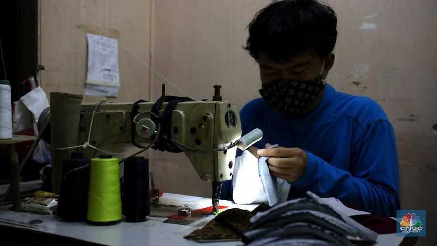 Pekerja menyelesaikan pembuatan masker kain di rumah produksi K-A-in (Kreasi Anak Indonesia) di Petukangan Utara, Jakarta Selatan, Kamis (26/11/2020). Dalam sehari rumah produksi ini mampu menghasilkan 1200 pcs masker kain. (CNBC Indonesia/Tri Susilo) 

Samsul (46) sudah merintis usaha sejak tahun 2000 menekuni rumah produksi yang dinantu dengan puluhan pekerja otorsing. 

Pandemi Covid-19 membuat Samsul kebanjiran order dari berbagai instansi maupun diluar instansi. 

Sebut saja seperti pembuatan masker KPK, TNI POLRI, POLDA Sumsel hingga sekolah dibeberapa daerah tim rumah produksi yang mengerjakannya. 

Samsul mengatakan 