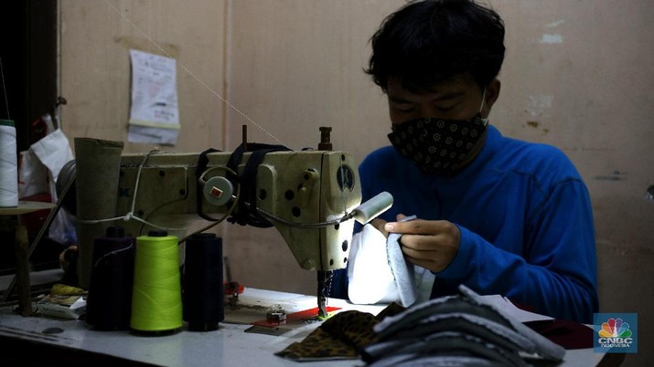Produksi Masker Kain Pekerja menyelesaikan pembuatan masker kain di rumah produksi K-A-in (Kreasi Anak Indonesia) di Petukangan Utara, Jakarta Selatan, Kamis (26/11/2020). Dalam sehari rumah produksi ini mampu menghasilkan 1200 pcs masker kain. (CNBC Indonesia/Tri Susilo)
Samsul (46) sudah merintis usaha sejak tahun 2000 menekuni rumah produksi yang dinantu dengan puluhan pekerja otorsing.
Pandemi Covid-19 membuat Samsul kebanjiran order dari berbagai instansi maupun diluar instansi.
Sebut saja seperti pembuatan masker KPK, TNI POLRI, POLDA Sumsel hingga sekolah dibeberapa daerah tim rumah produksi yang mengerjakannya.
Samsul mengatakan