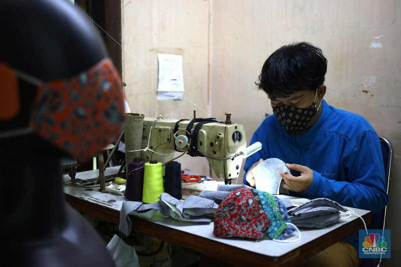 Industri Galeri Batik Khas Bogor Perajin memproduksi masker batik di Sentra Kerajinan Batik Tradisiku, Kota Bogor, Jawa Barat, Jumat (2/10/2020). Pemerintah tanggal 2 Oktober sebagai Hari Batik Nasional. Penetapan tersebut berlandaskan keputusan Perserikatan Bangsa-Bangsa (PBB) yang menetapkan batik menjadi warisan budaya dunia dari Indonesia. Galeri Batik ini merupakan salah satu pusat di mana pengunjung dapat melihat dan memesan batik yang desainnya amat kental dengan nuansa Kota Bogor. Biasanya wisatawan yang hadir ke Bogor bisa melihat dan mengunjungi Galeri Batik ini. Karena adanya aturan PSBB membuat turis asing tidak bisa datang. Ragam desainnya pun rupa-rupa mulai dari motif hujan gerimis, kujang, Kebun Raya, Istana Bogor, dan Batu Tulis. Untuk saat ini perajin sedang garap masker dengan motif batik standar SNI. Seperti diketahui Badan Standardisasi Nasional (BSN) mengeluarkan spesifikasi masker kain ber-SNI yang terbagi menjadi tiga tipe berdasarkan penggunaannya, antara lain tipe A untuk penggunaan umum, tipe B untuk penggunaan filtrasi bakteri, dan tipe C untuk penggunaan filtrasi partikel. (CNBC Indonesia/ Muhammad Sabki