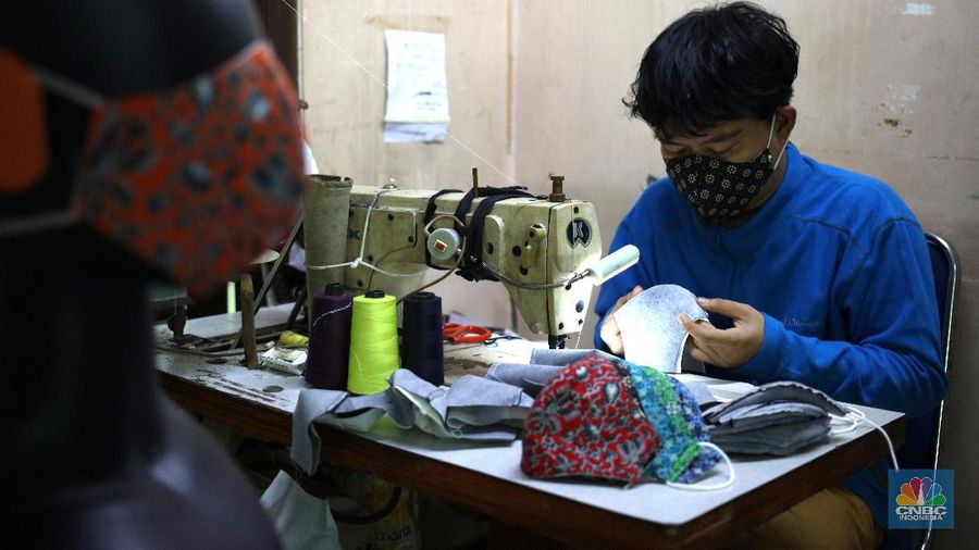 Perajin memproduksi masker batik di Sentra Kerajinan Batik Tradisiku, Kota Bogor, Jawa Barat, Jumat (2/10/2020). Pemerintah tanggal 2 Oktober sebagai Hari Batik Nasional. Penetapan tersebut berlandaskan keputusan Perserikatan Bangsa-Bangsa (PBB) yang menetapkan batik menjadi warisan budaya dunia dari Indonesia. Galeri Batik ini merupakan salah satu pusat di mana pengunjung dapat melihat dan memesan batik yang desainnya amat kental dengan nuansa Kota Bogor. Biasanya wisatawan yang hadir ke Bogor bisa melihat dan mengunjungi Galeri Batik ini. Karena adanya aturan PSBB  membuat turis asing tidak bisa datang. Ragam desainnya pun rupa-rupa mulai dari motif hujan gerimis, kujang, Kebun Raya, Istana Bogor, dan Batu Tulis. Untuk saat ini perajin sedang garap masker dengan motif batik standar SNI. Seperti diketahui Badan Standardisasi Nasional (BSN) mengeluarkan spesifikasi masker kain ber-SNI yang terbagi menjadi tiga tipe berdasarkan penggunaannya, antara lain tipe A untuk penggunaan umum, tipe B untuk penggunaan filtrasi bakteri, dan tipe C untuk penggunaan filtrasi partikel. (CNBC Indonesia/ Muhammad Sabki
