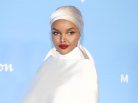 Susah Sholat, Model AS Halima Aden Pensiun dari Dunia Fesyen