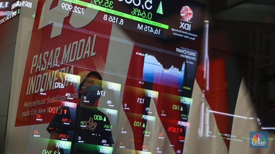 Warga mempelajari platform investasi di Gedung Bursa Efek Indonesia, Jakarta, Selasa (24/11/2020). (վ/ Andrean Kristianto)