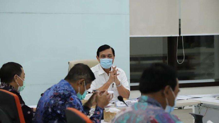 Luhut Binsar Pandjaitan, sebagai Menteri Kelautan dan Perikanan Ad Interim, memimpin rapat koordinasi pimpinan atau rapim bersama para pejabat eselon 1 di Ruang Rapat Mantaee, Lantai 7, Gedung Mina Bahari 1.