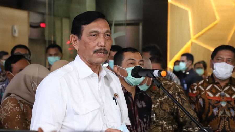 Menteri Luhut Binsar Pandjaitan, sebagai Menteri Kelautan dan Perikanan Ad Interim, di Kantor KKP, Jakarta.