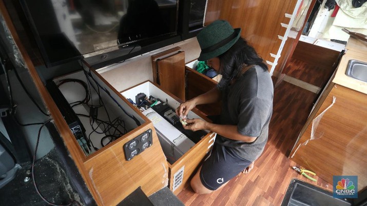 Pekerja menyelesaikan modifikasi mobil campervan di Bengkel Impro CamperFun, Depok, Jawa Barat, Jumat (27/11/2020). (CNBC Indonesia/Andrean Kristianto) Pekerja menyelesaikan modifikasi mobil campervan di Bengkel Impro CamperFun, Depok, Jawa Barat, Jumat (27/11/2020). (CNBC Indonesia/Andrean Kristianto)