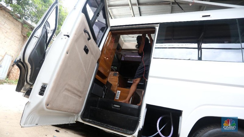 Pekerja menyelesaikan modifikasi mobil campervan di Bengkel Impro CamperFun, Depok, Jawa Barat, Jumat (27/11/2020). (CNBC Indonesia/Andrean Kristianto)