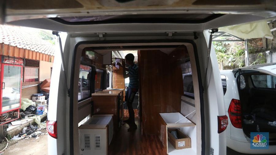 Pekerja menyelesaikan modifikasi mobil campervan di Bengkel Impro CamperFun, Depok, Jawa Barat, Jumat (27/11/2020). (CNBC Indonesia/Andrean Kristianto)