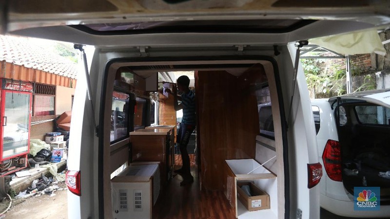 Pekerja menyelesaikan modifikasi mobil campervan di Bengkel Impro CamperFun, Depok, Jawa Barat, Jumat (27/11/2020). (CNBC Indonesia/Andrean Kristianto)