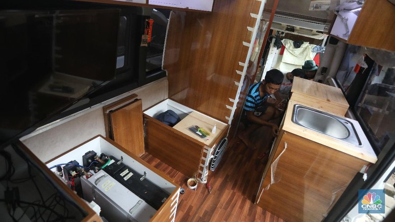 Pekerja menyelesaikan modifikasi mobil campervan di Bengkel Impro CamperFun, Depok, Jawa Barat, Jumat (27/11/2020). (CNBC Indonesia/Andrean Kristianto)