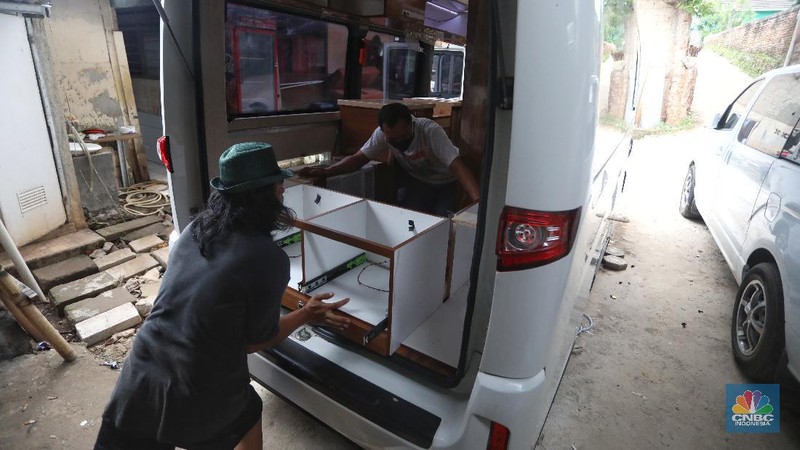Pekerja menyelesaikan modifikasi mobil campervan di Bengkel Impro CamperFun, Depok, Jawa Barat, Jumat (27/11/2020). (CNBC Indonesia/Andrean Kristianto)