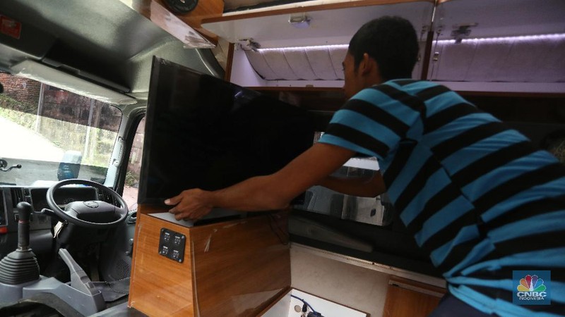 Pekerja menyelesaikan modifikasi mobil campervan di Bengkel Impro CamperFun, Depok, Jawa Barat, Jumat (27/11/2020). (CNBC Indonesia/Andrean Kristianto)