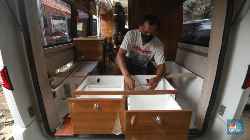 Pekerja menyelesaikan modifikasi mobil campervan di Bengkel Impro CamperFun, Depok, Jawa Barat, Jumat (27/11/2020). (CNBC Indonesia/Andrean Kristianto)