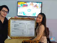Ada Cowok Ngasih Saham Buat Ceweknya Wisuda Lho, So Sweet....