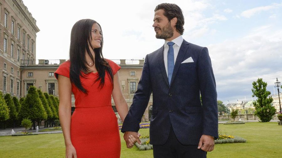 Swedish Prince Carl Philip, right, and Sofia Hellqvist, left,  when they announced their engagement at a press conference at The Stockholm Palace, in Stockholm, Friday,  June 27, 2014. (AP Photo / Jonas Ekstromer) SWEDEN OUT