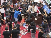 Ricuh Impor Babi AS, Wakil Rakyat Taiwan Lempar Daging Babi!