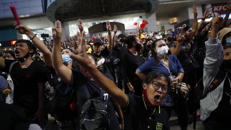 A crowd of protesters march in Bangkok, Thailand, Saturday, Nov. 28, 2020. Pro-democracy demonstrators are continuing their protests calling for the government to step down and reforms to the constitution and the monarchy, despite legal charges being filed against them and the possibility of violence from their opponents or a military crackdown. (AP Photo/Sakchai Lalit)