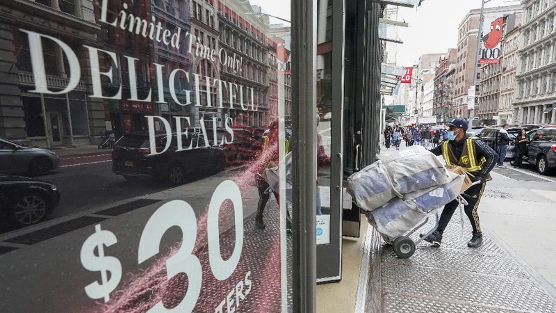 Shoppers wait in line at an electronics store in Calgary, Alberta, Friday, Nov. 27, 2020, amid a worldwide COVID-19 pandemic. (Jeff McIntosh/The Canadian Press via AP)