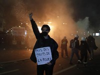 Ricuh! RUU Keamanan Publik A La Macron Didemo Massa Prancis