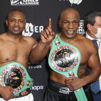 Mengintip Kerasnya Duel Tyson vs Roy Jones